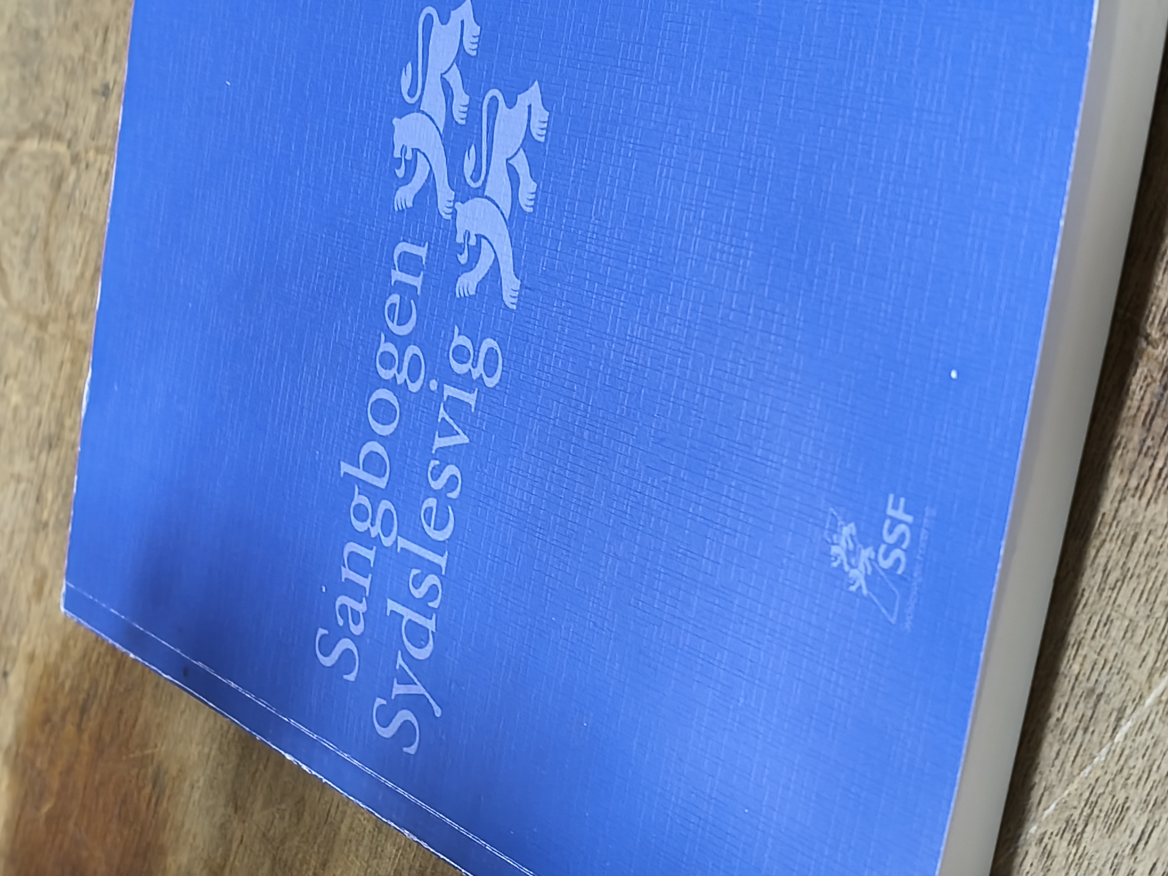 Sangbogen Sydslesvig, udgivet af Sydslesvigsk Forening, som symbol på sprog, kultur, fællesskab og mindretalsliv i grænselandet