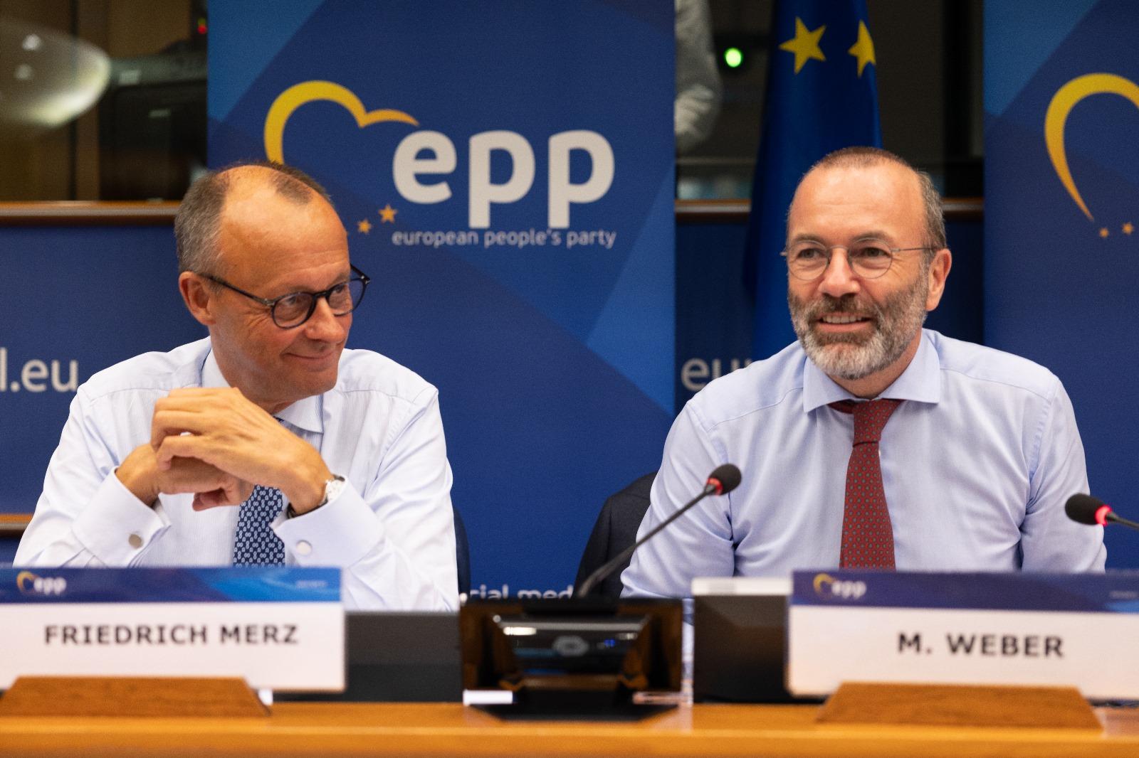 Friedrich Merz og Manfred Weber på scenen til EPP Political Assembly i Bruxelles