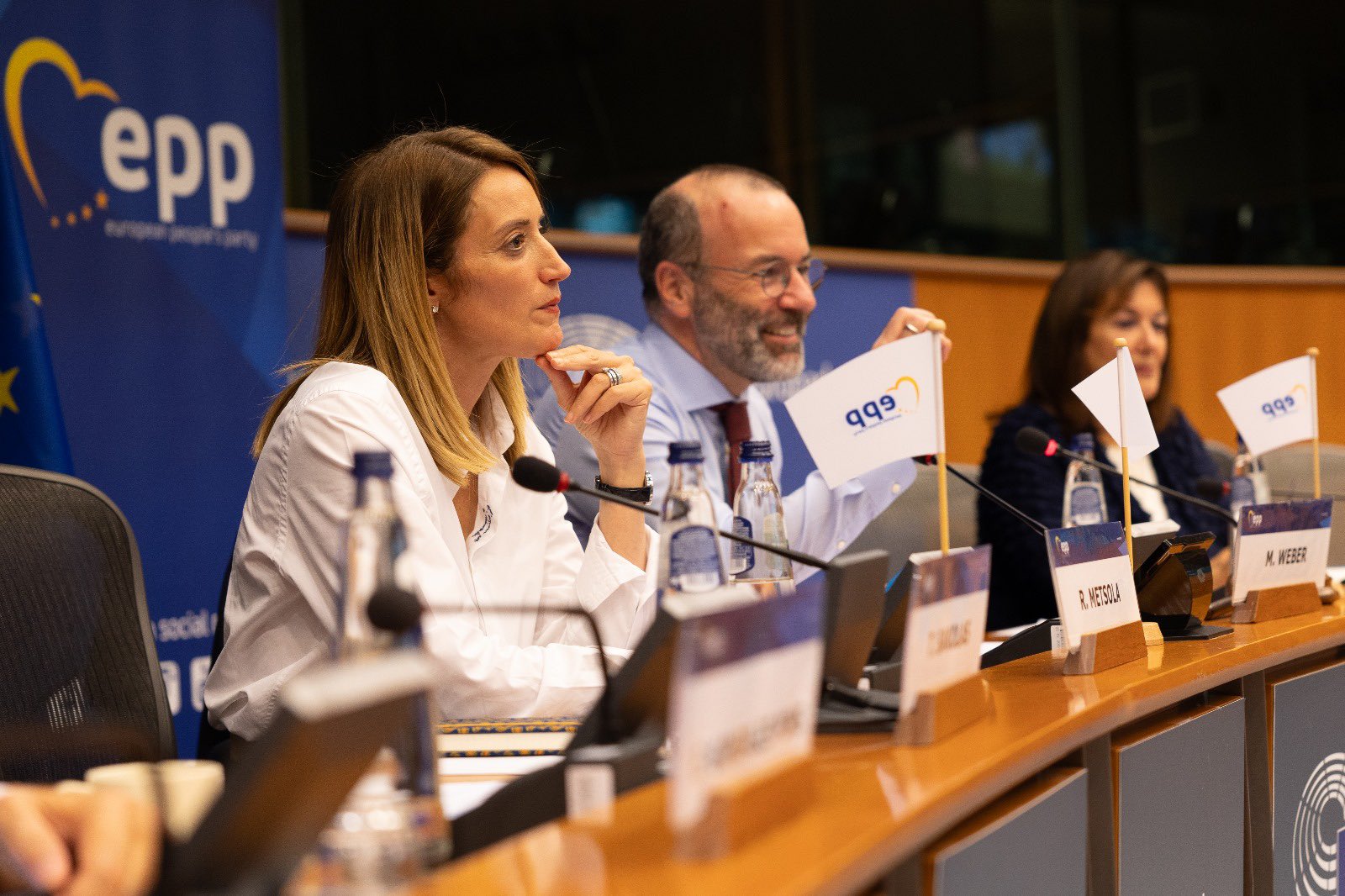 Roberta Metsola og Manfred Weber på scenen til EPP Political Assembly i Bruxelles