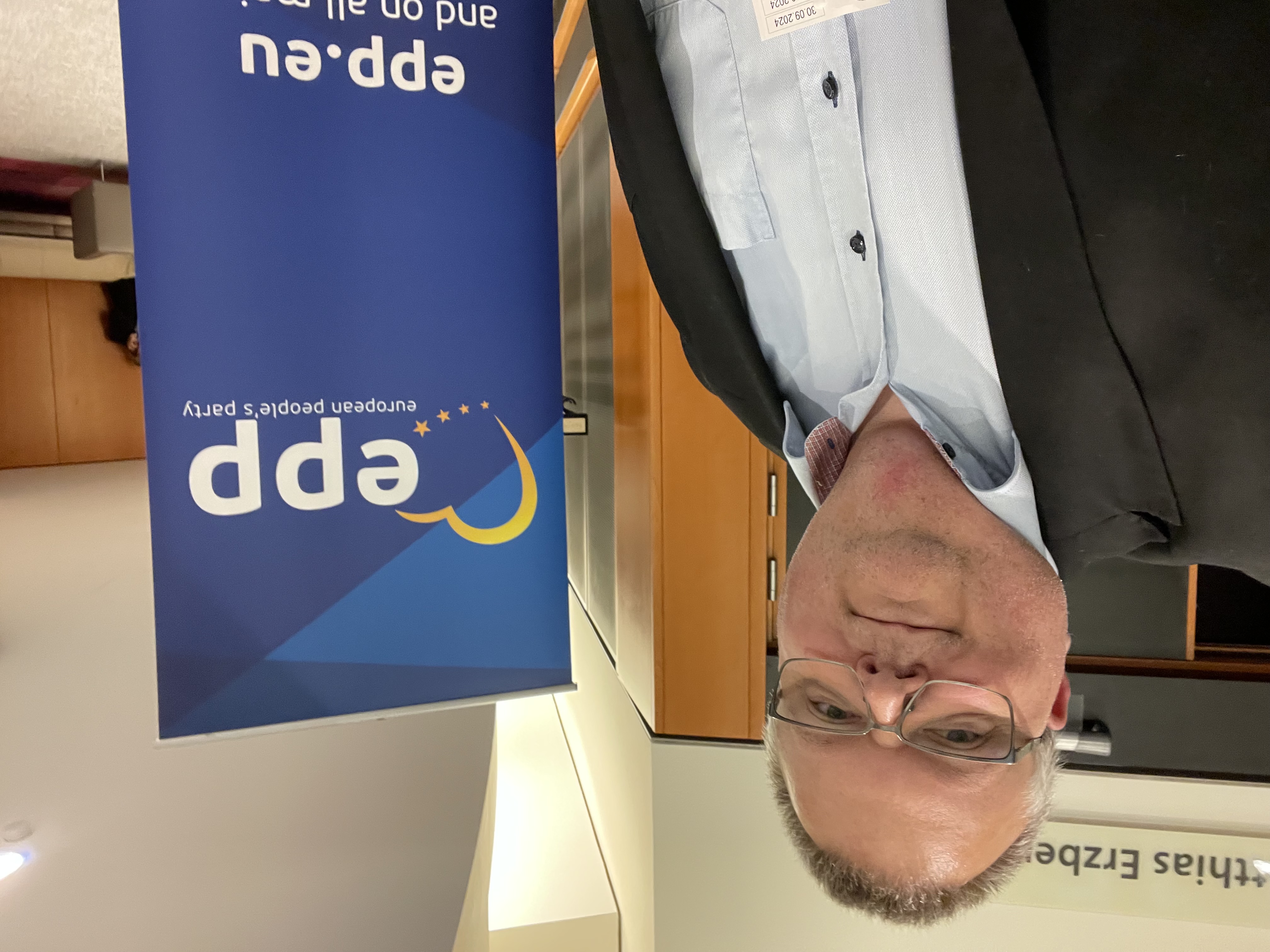 Niclas Aarestrup uden for mødesalen ved en EPP-roll-up i Bruxelles
