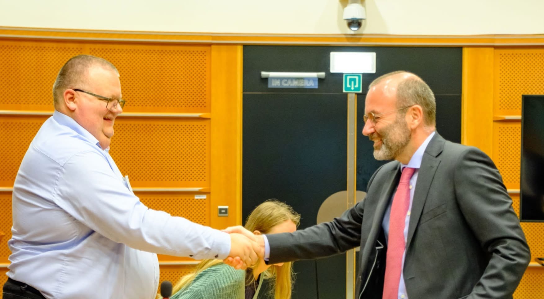 Niclas Aarestrup hilser på Manfred Weber under et studiebesøg i Bruxelles