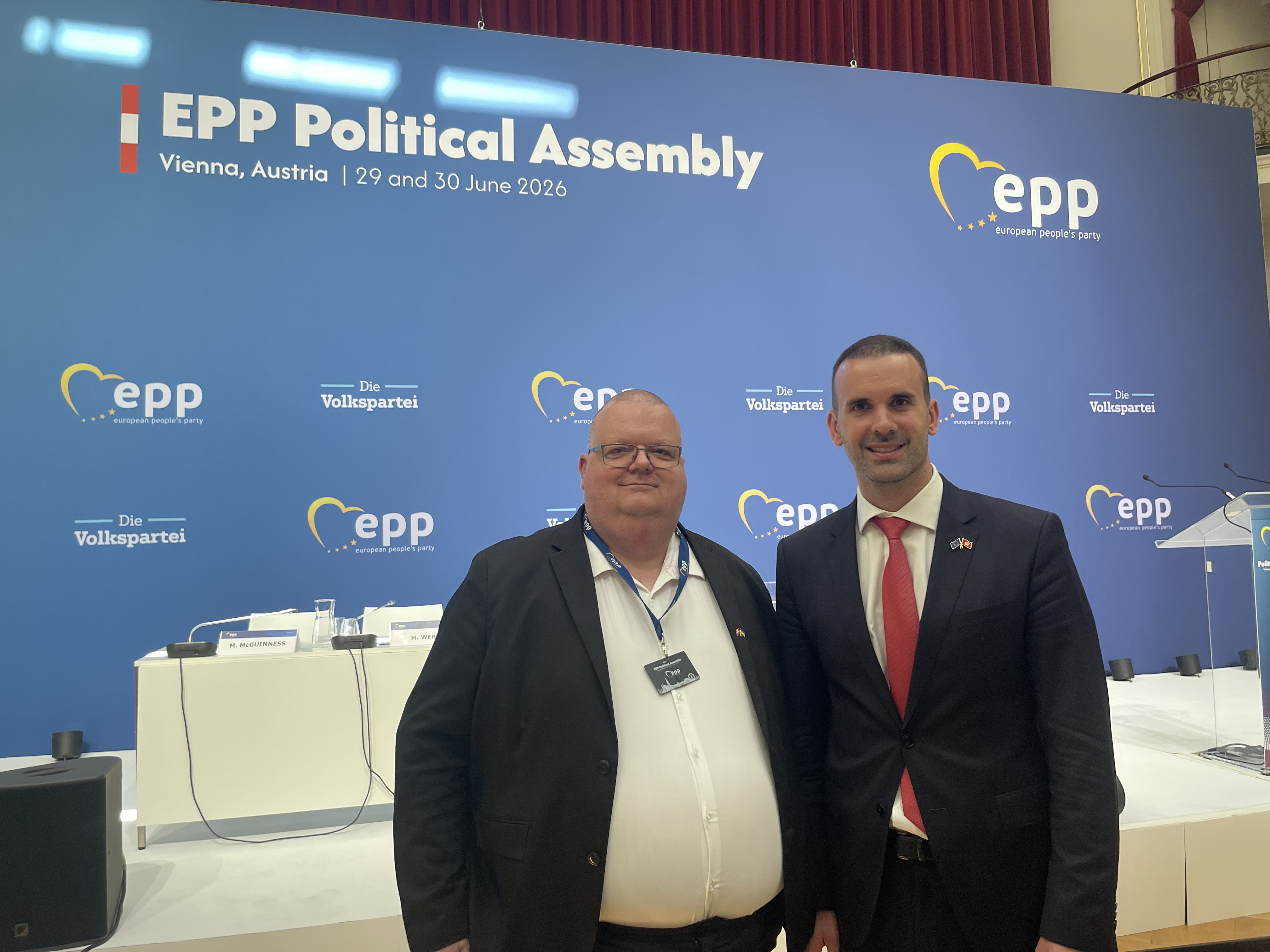 Niclas Aarestrup sammen med Montenegros premierminister Milojko Spajić i Wien