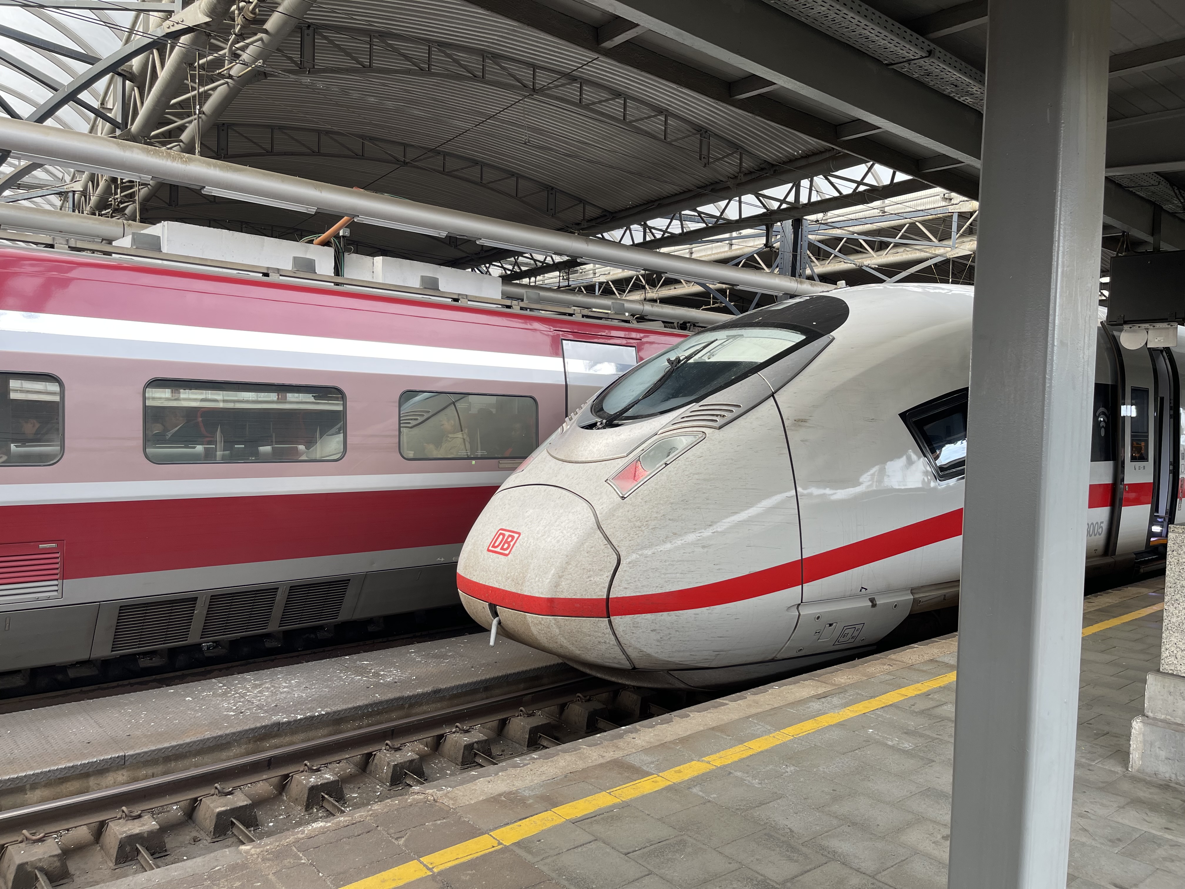 Et højhastighedstog holder ved perronen på Bruxelles-Midi station
