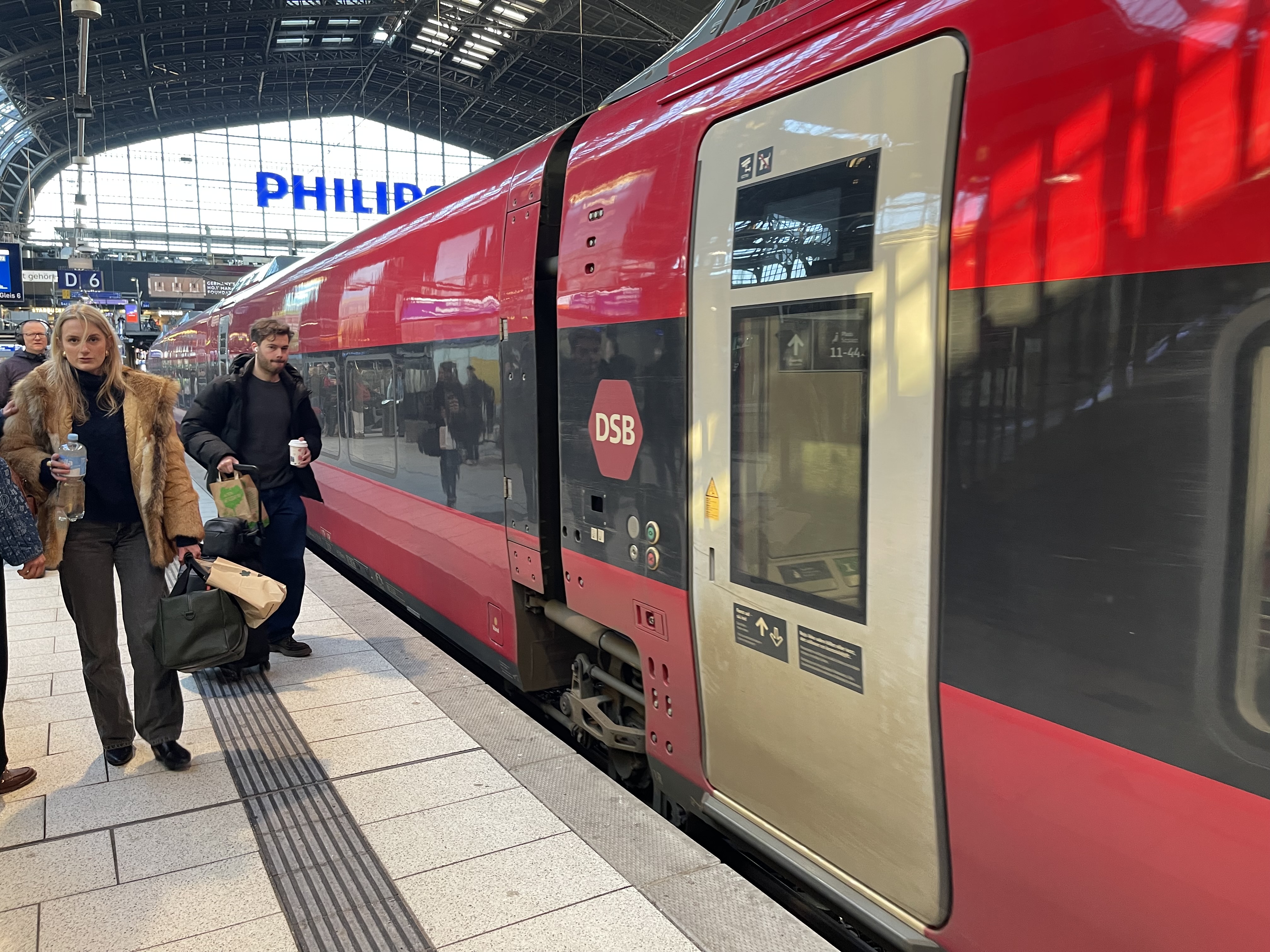 Et DSB Talgo-tog holder ved perronen på Hamburg Hovedbanegård