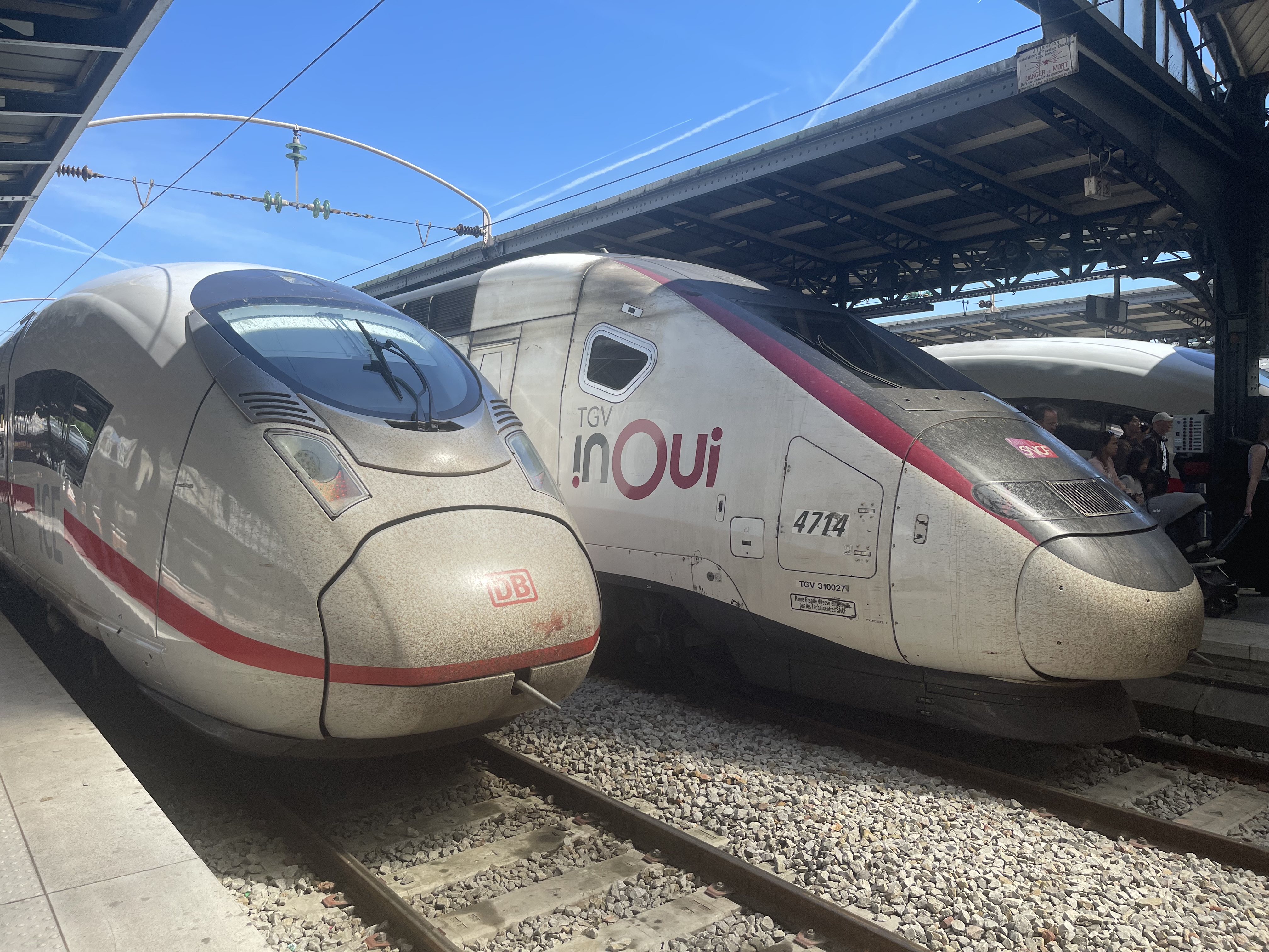 Et tysk og et fransk højhastighedstog holder ved siden af hinanden på Paris Gare du Nord